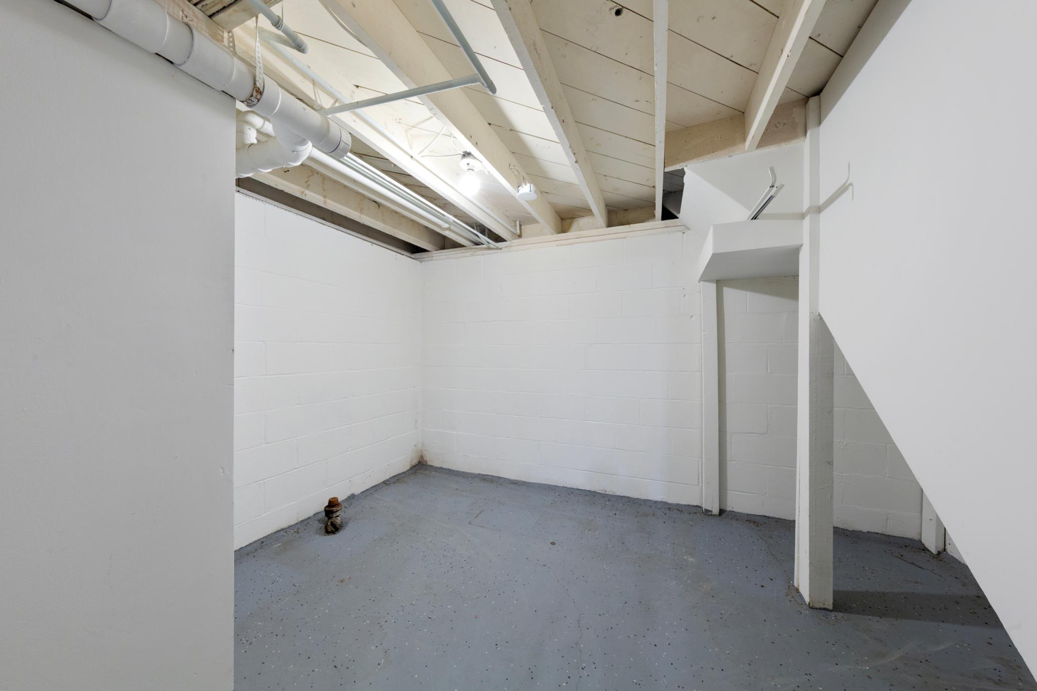 38_32 storage room_lower.jpg