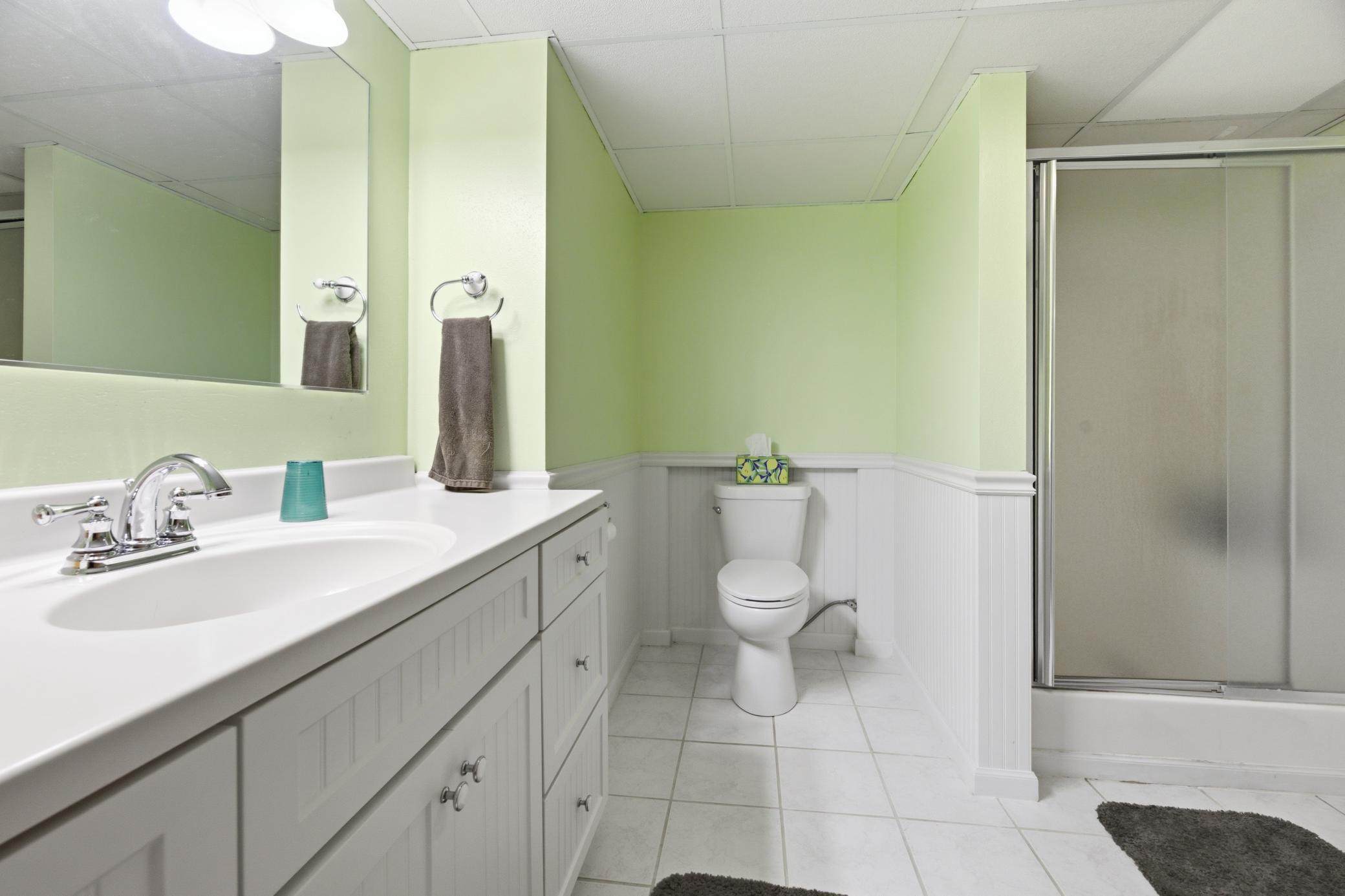 25 bathroom.jpg