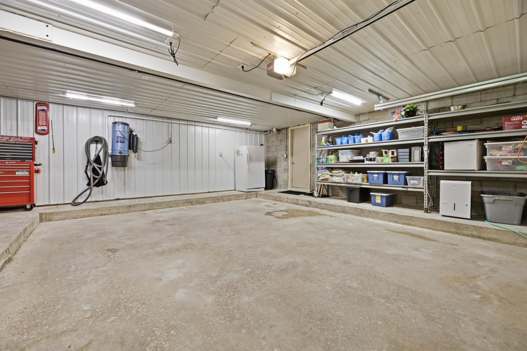 26 garage.jpg