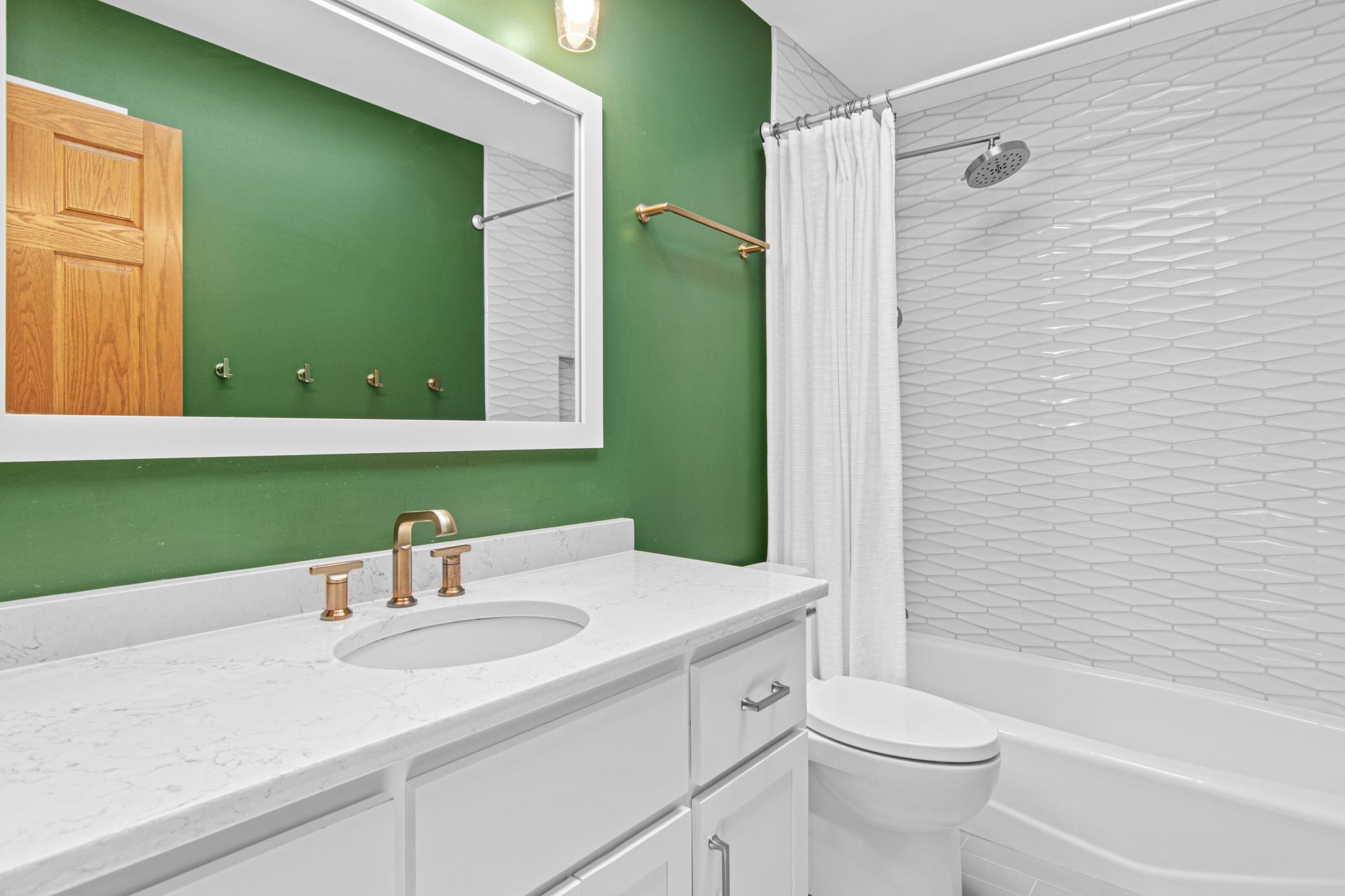 017_Upper Level Bathroom.jpg