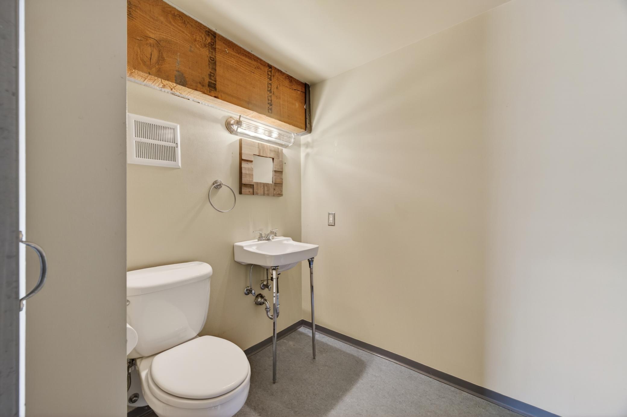 Upper level 1/2 bath