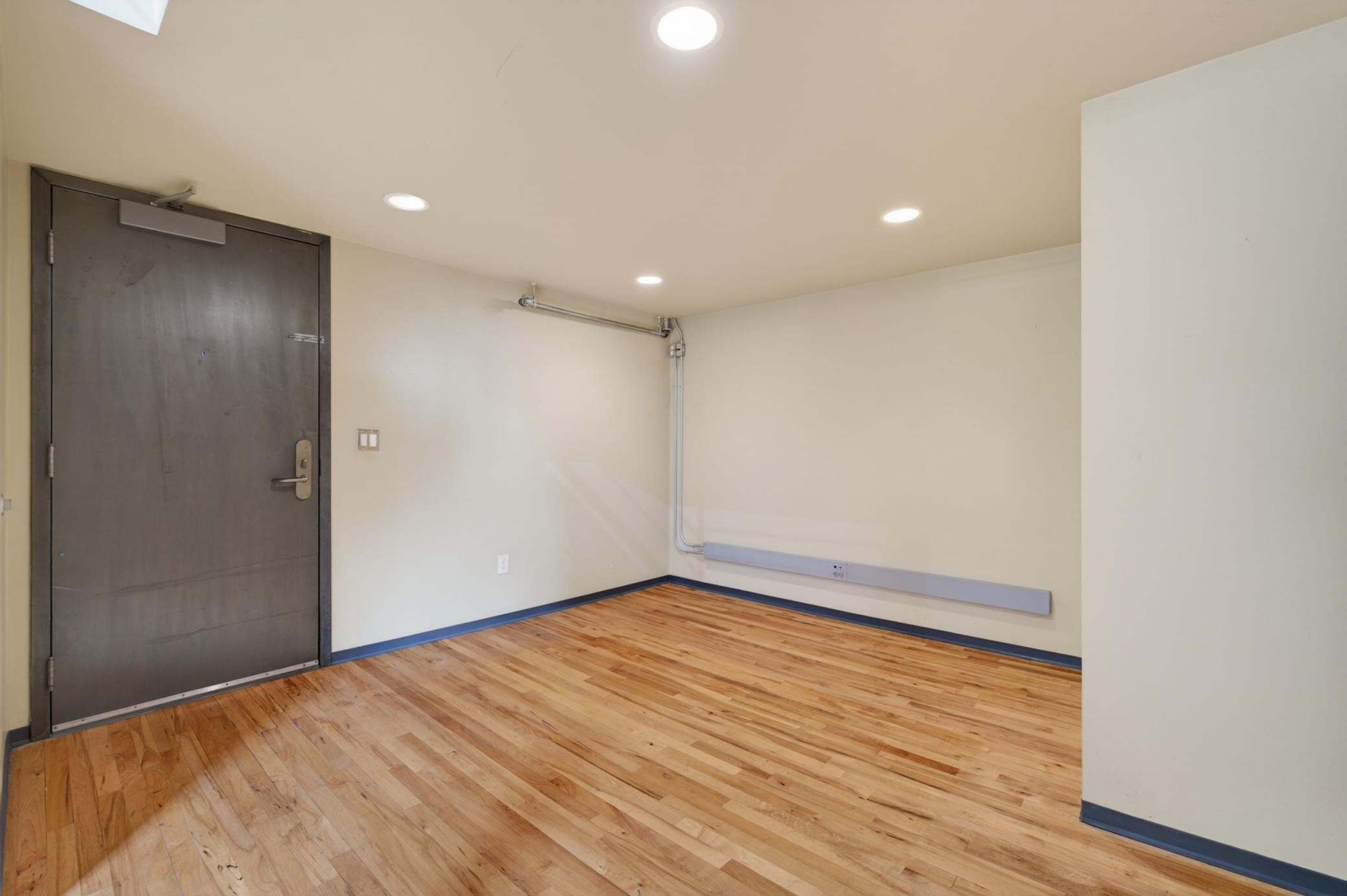 Large foyer/entrance - easily make into a mudroom/closet storage