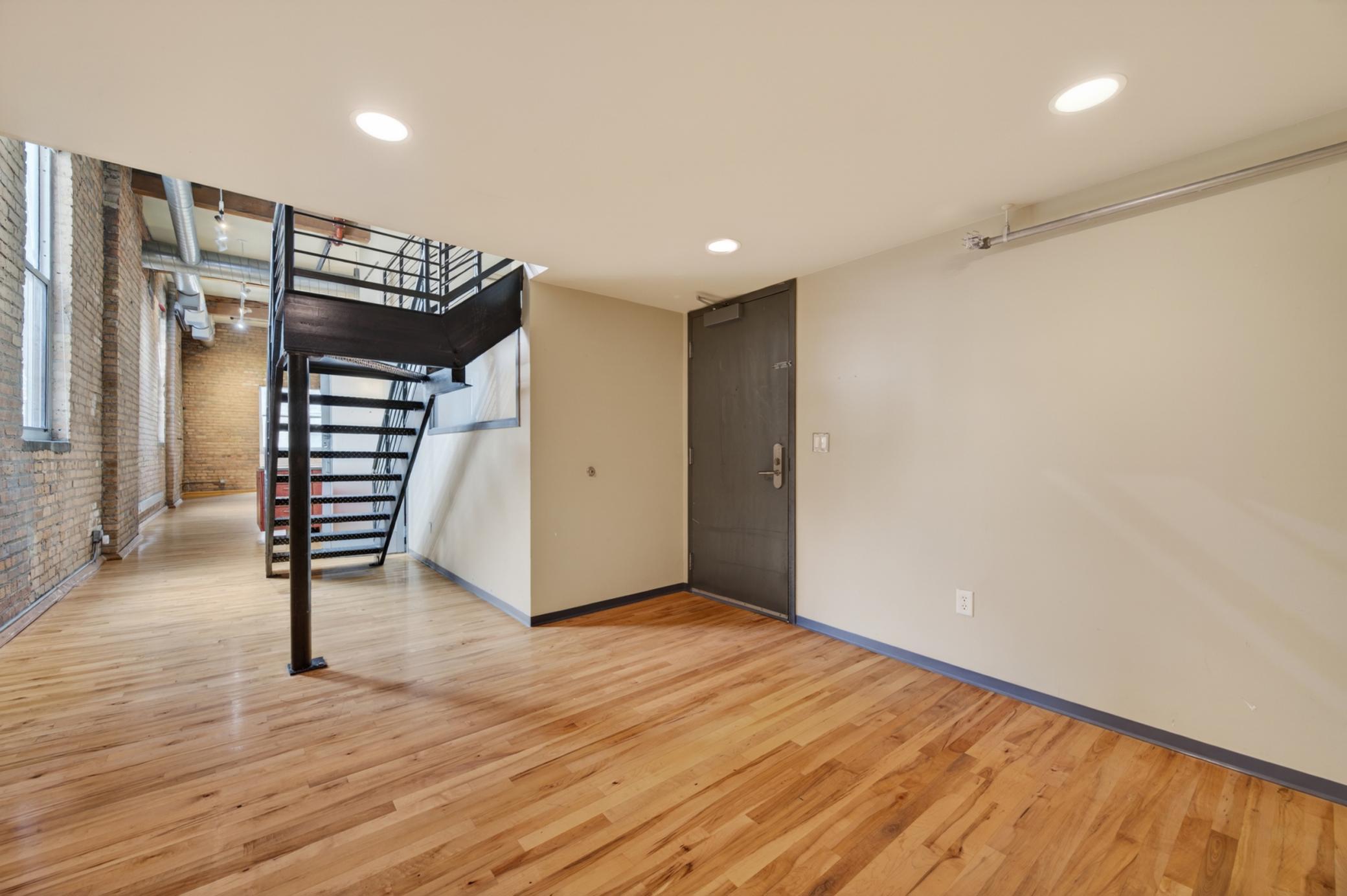 Large foyer/entrance