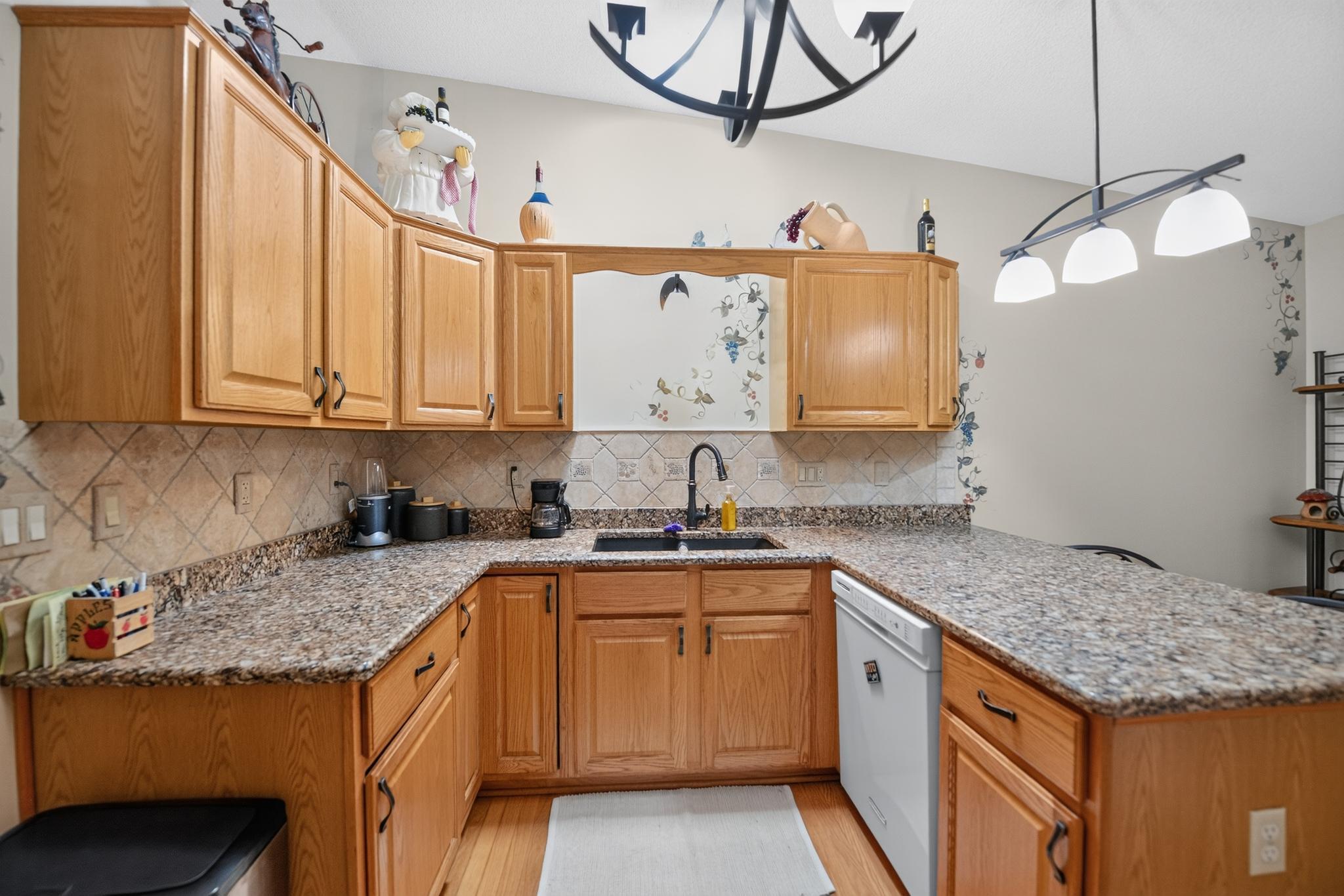 16_758_Garceau_Ln-Kitchen-7293.jpg