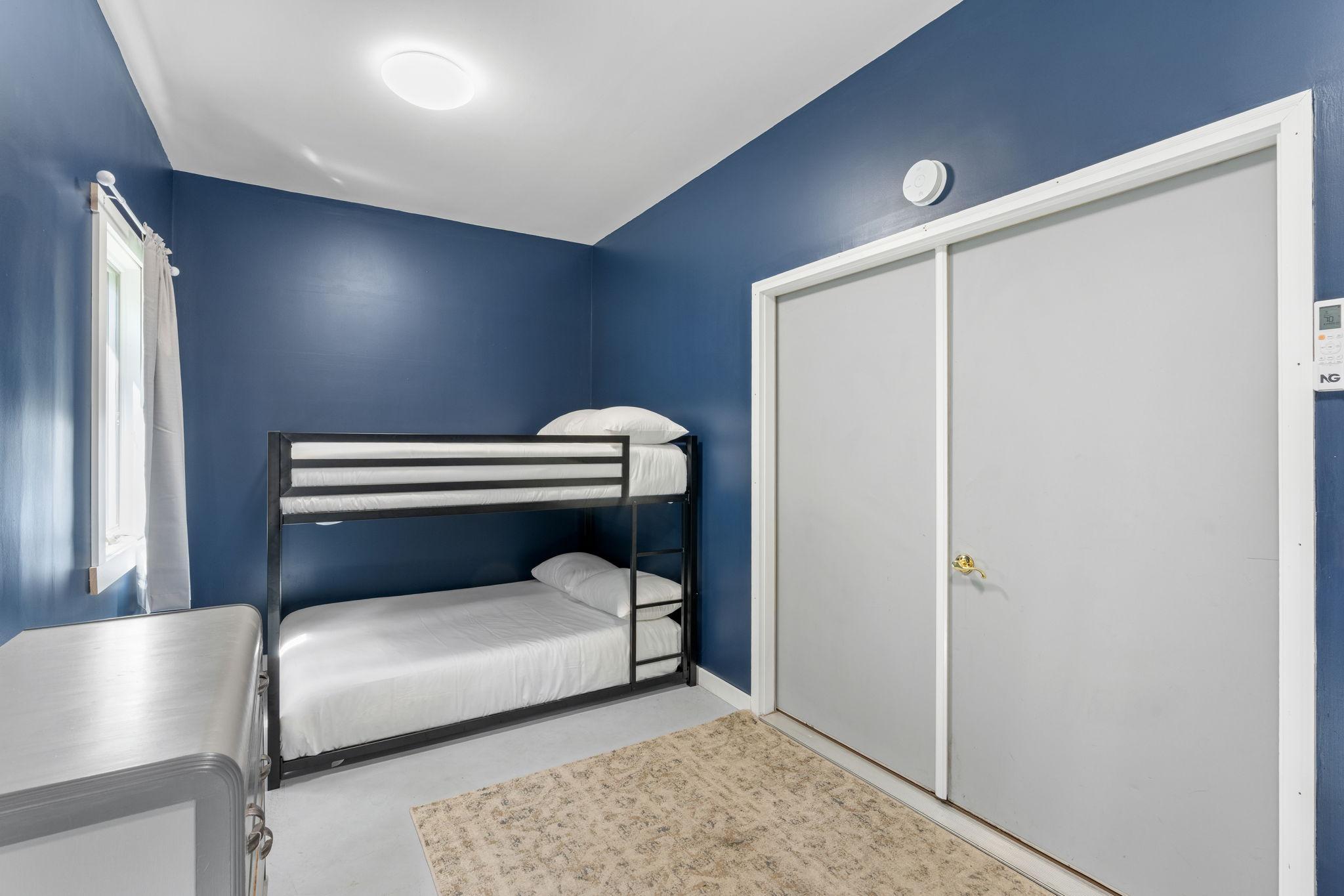 Extra sleeping space for 4 in bunk room!