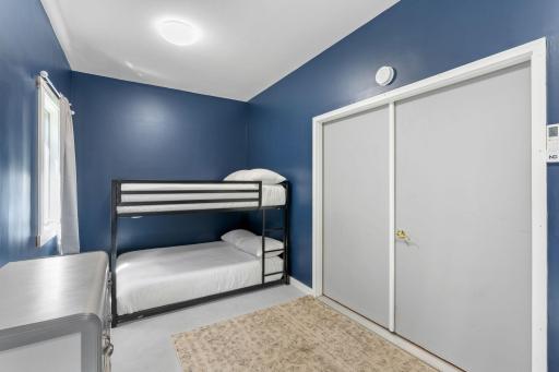Extra sleeping space for 4 in bunk room!