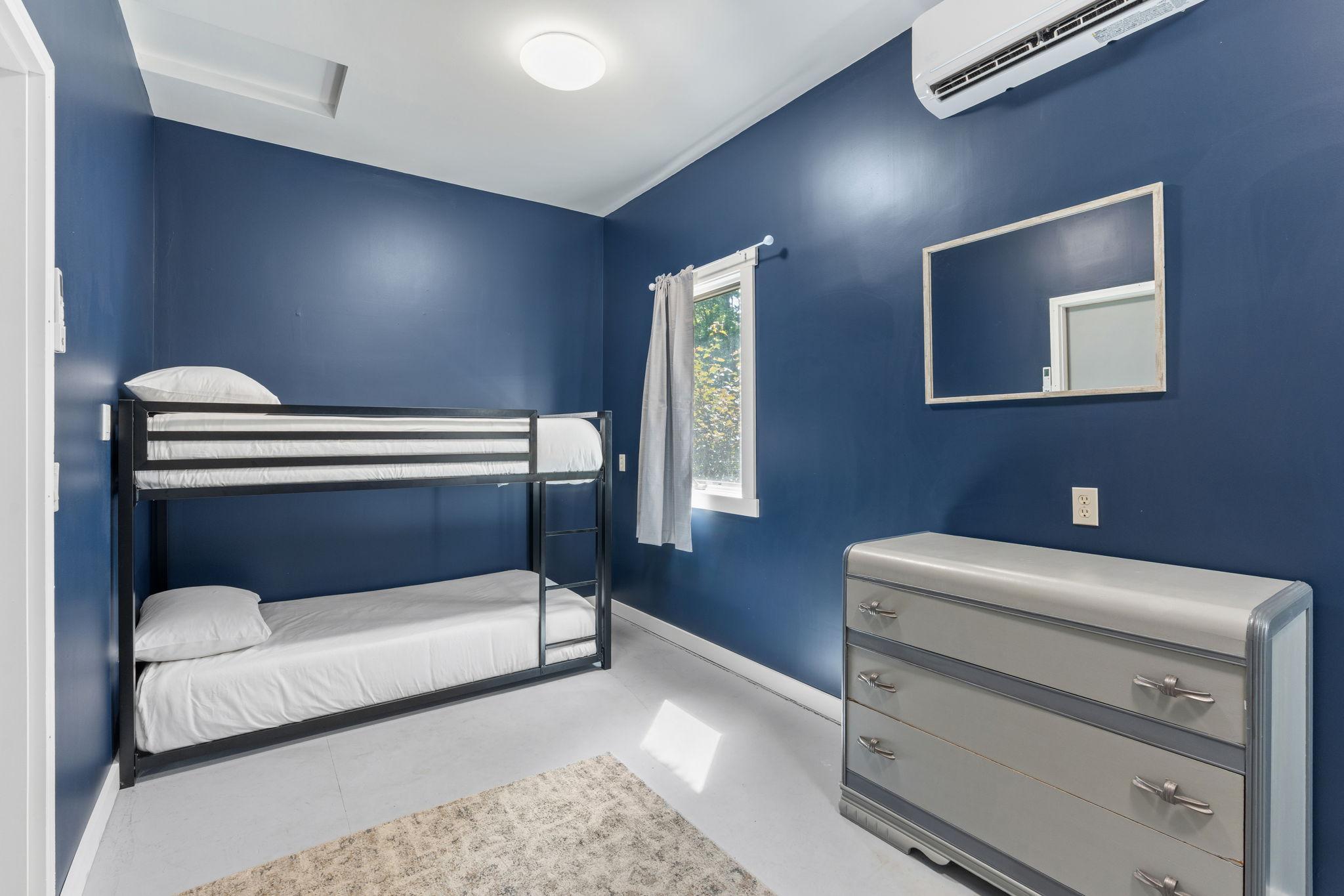 Extra sleeping space for 4 in bunk room!