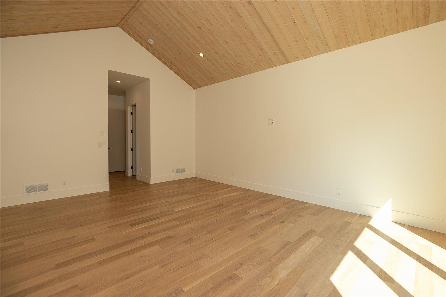 24-23-Primary Bedroom.jpg