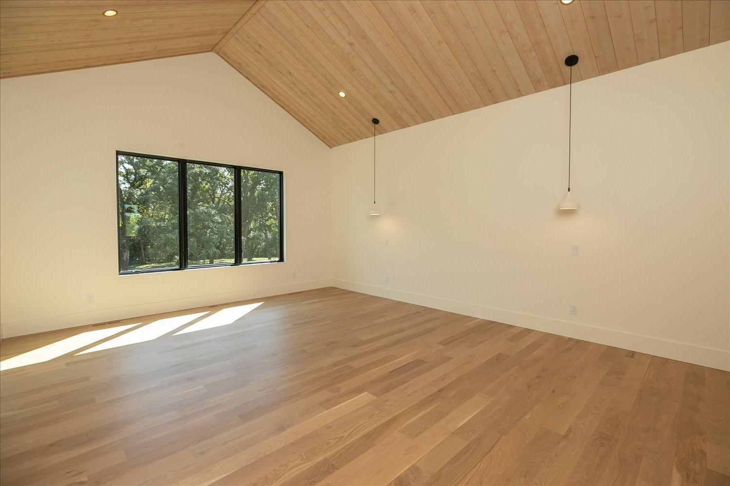 23-22-Primary Bedroom.jpg