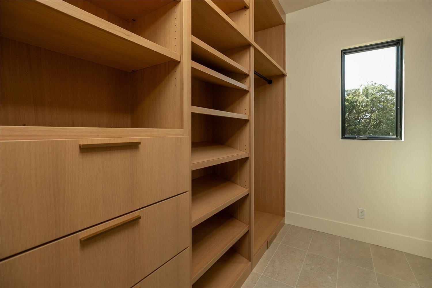 25-24-Walk in Closet.jpg