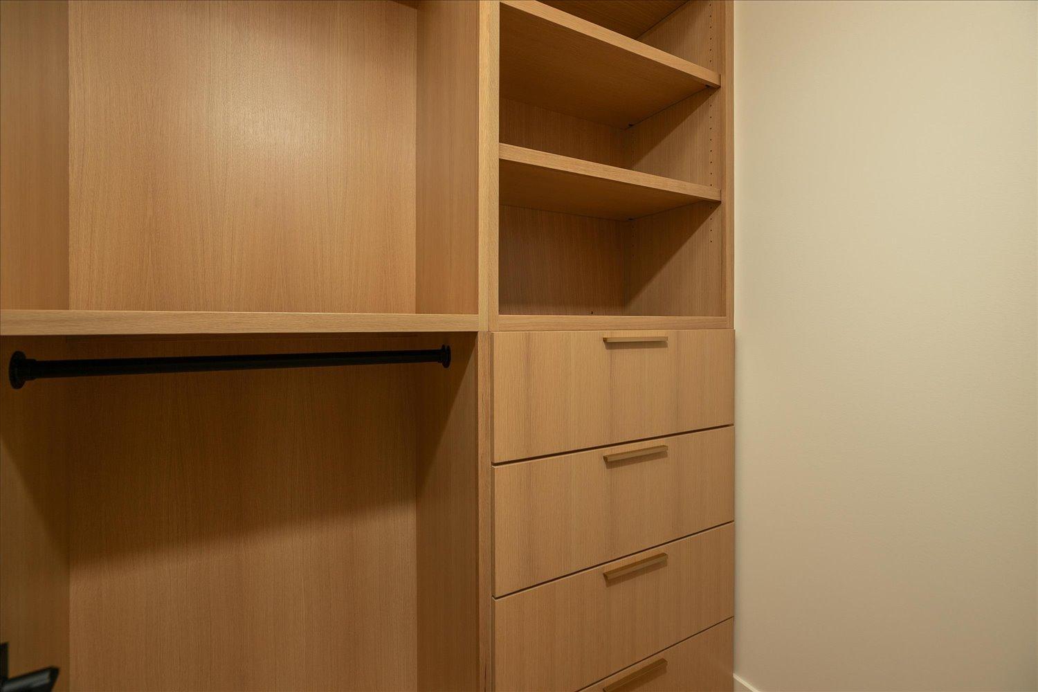27-26-Walk in Closet.jpg