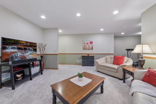 1736 White Oak Drive, Chaska, MN 55318