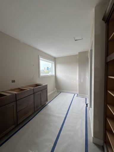 Primary bath w/doble vanity sink & seperate tub & shower