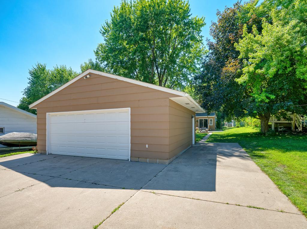 18 - Garage.jpg