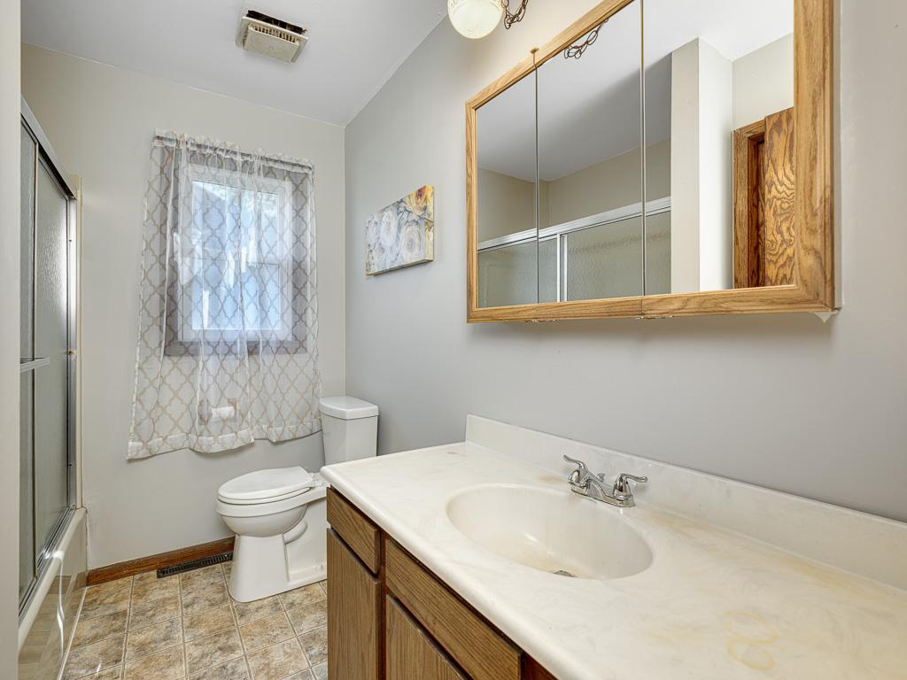 11 - Bathroom.jpg