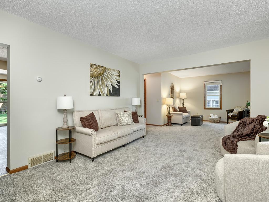 4 - Living Room.jpg