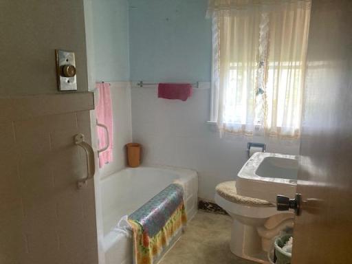 Anders - 10-main floor bathroom.jpeg