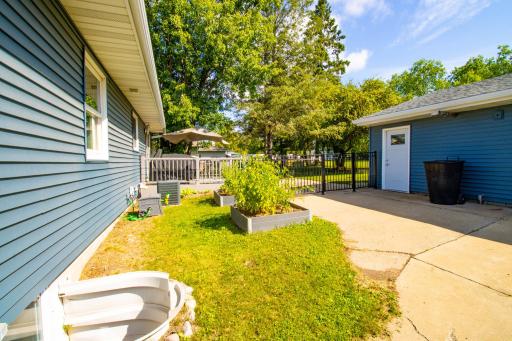 5432Mineral-ext2-side2.jpg