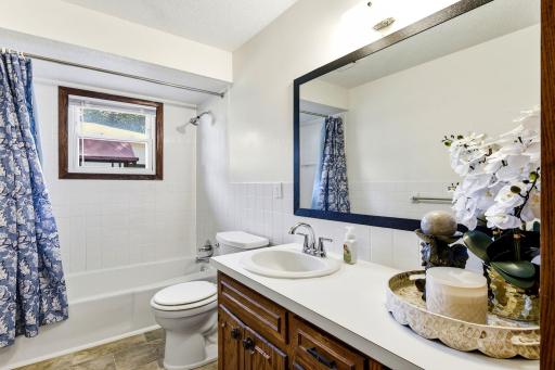 21-web-or-mls-678-Case-Ave-E-21.jpg