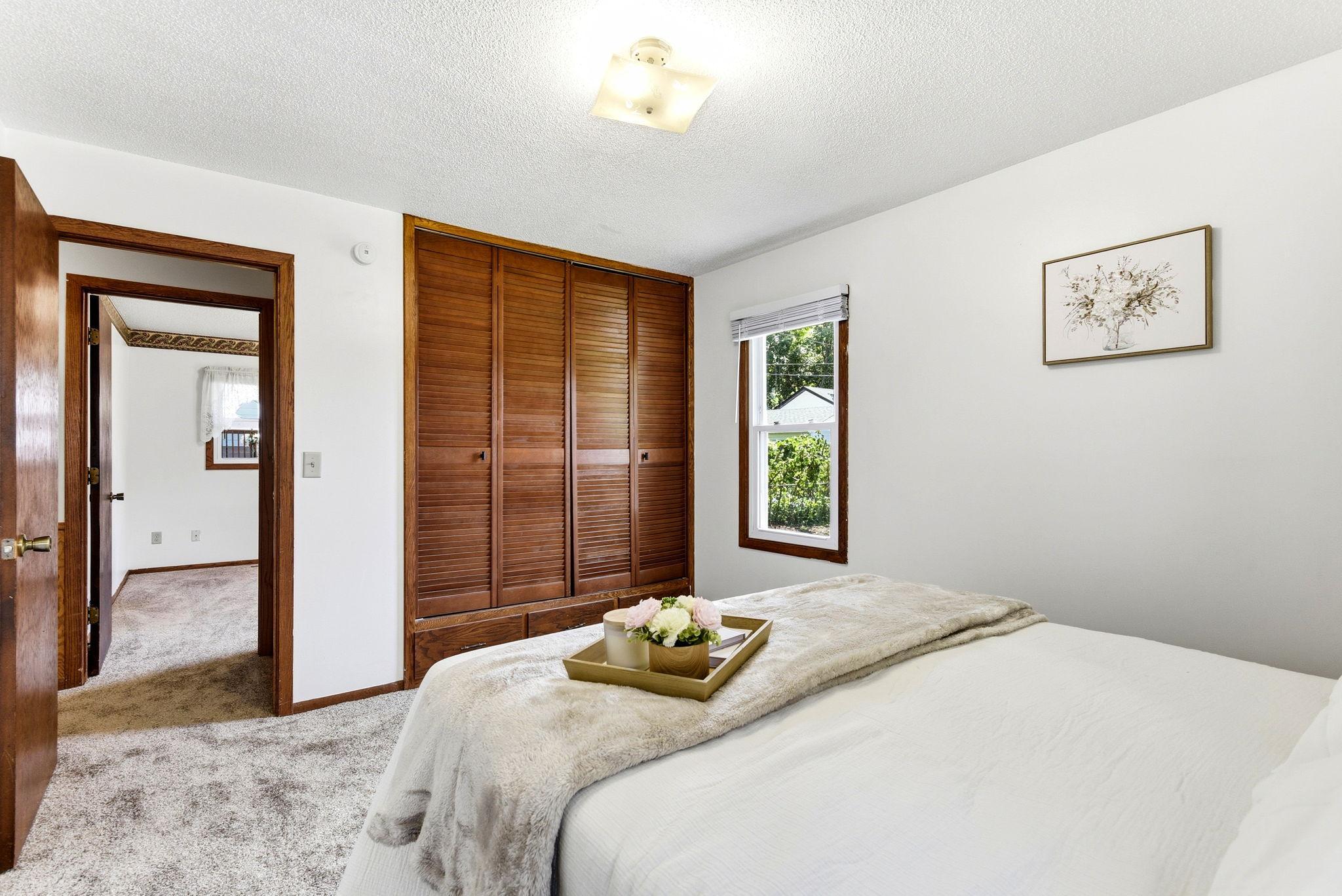 18-web-or-mls-678-Case-Ave-E-18.jpg