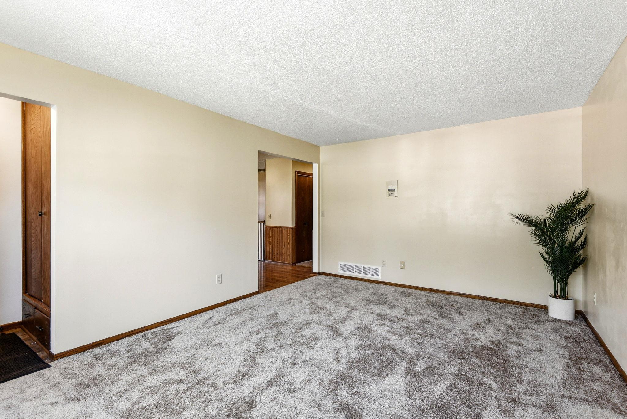 4-web-or-mls-678-Case-Ave-E-04.jpg
