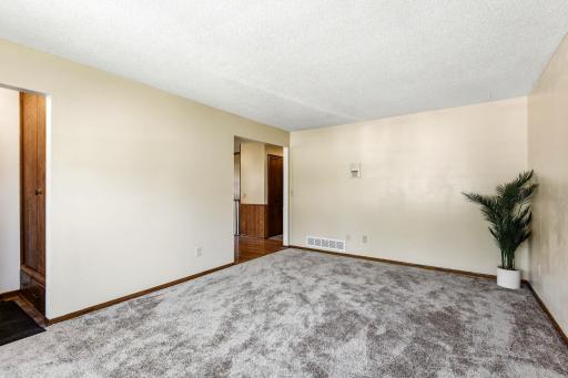 4-web-or-mls-678-Case-Ave-E-04.jpg