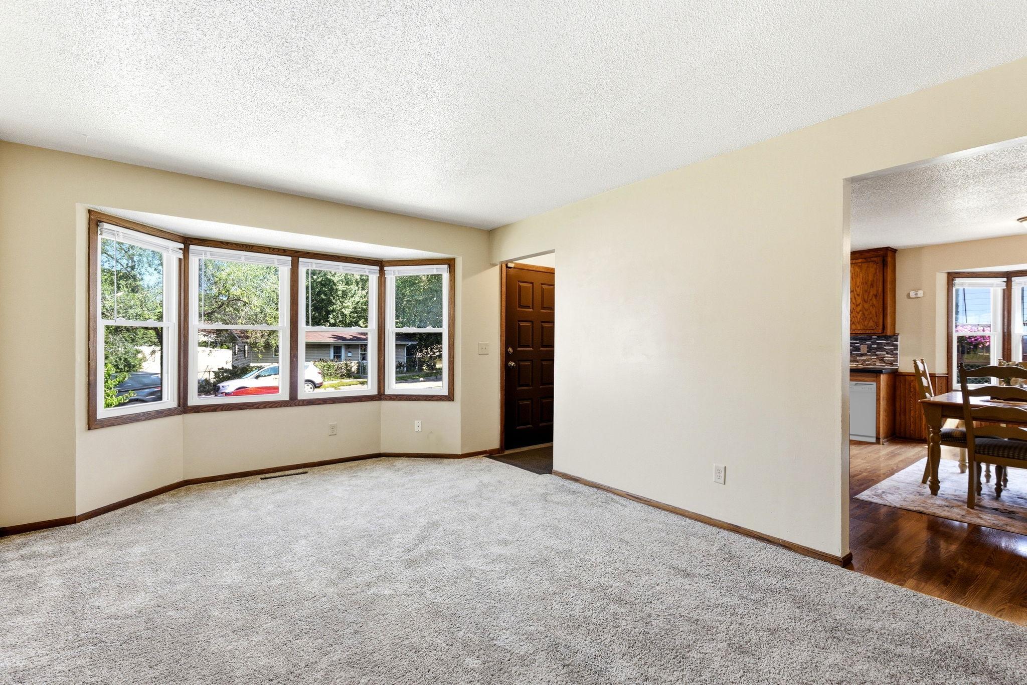 6-web-or-mls-678-Case-Ave-E-05.jpg