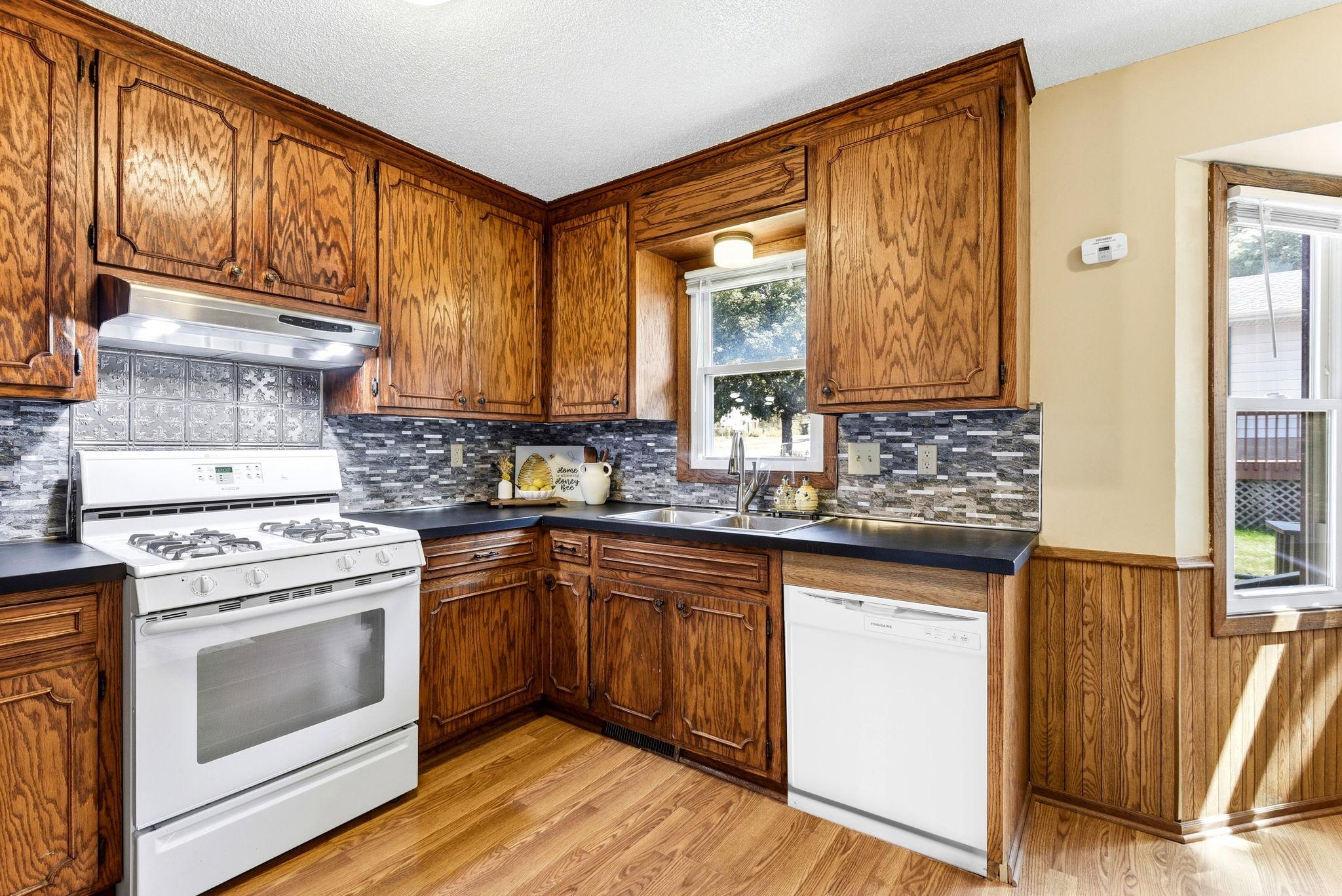 13-web-or-mls-678-Case-Ave-E-13.jpg