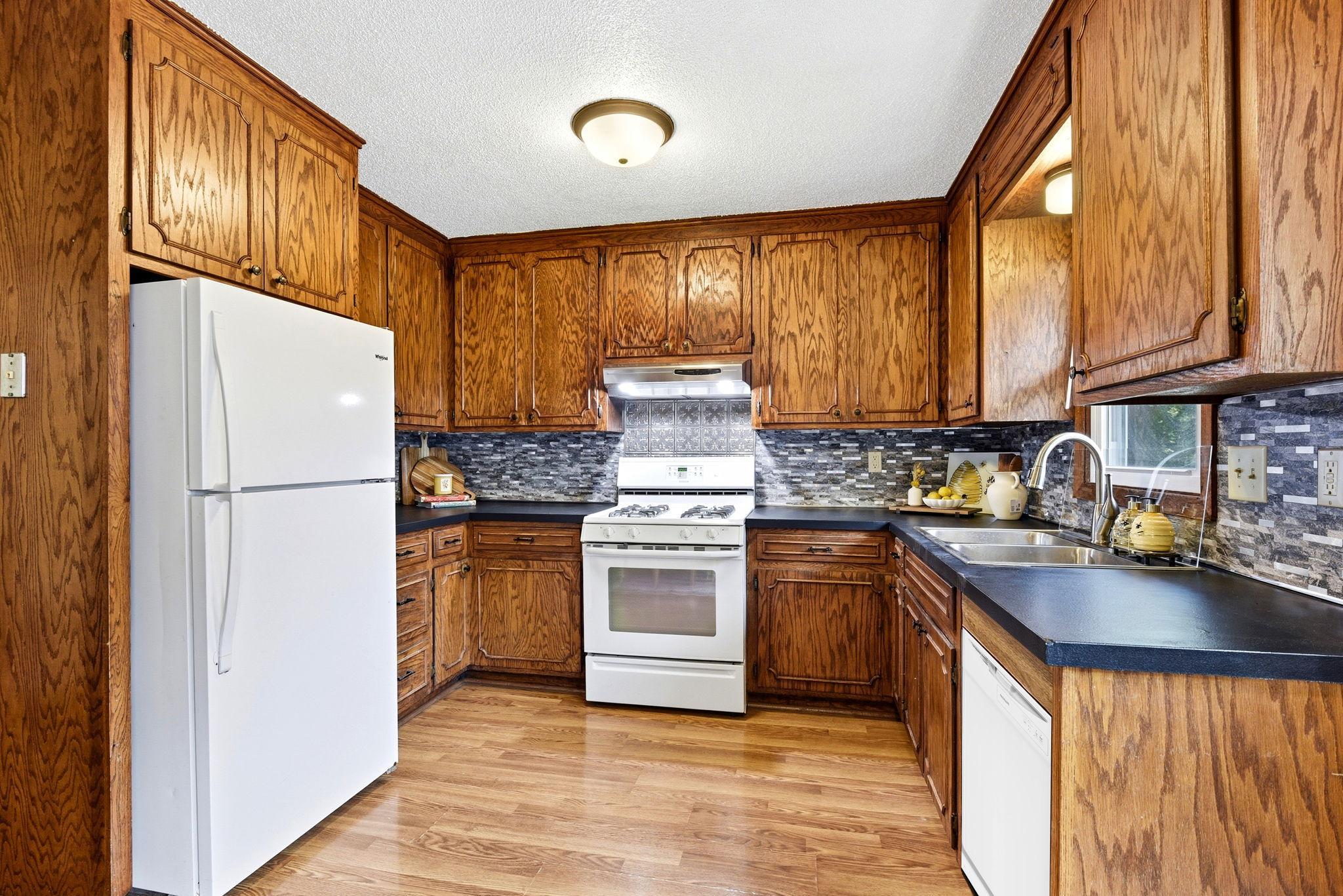 10-web-or-mls-678-Case-Ave-E-10.jpg