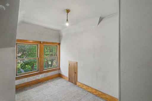 987 Earl Street, Saint Paul, MN 55106
