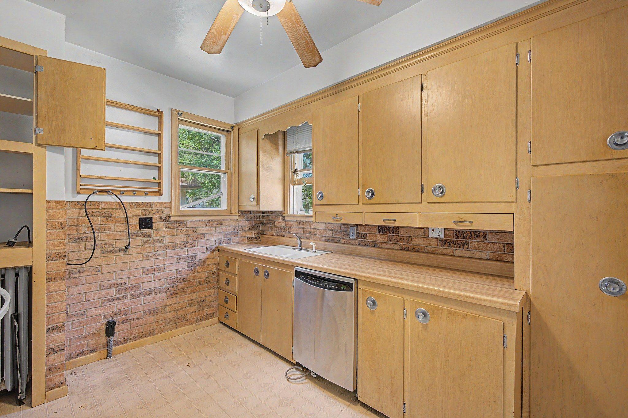 30-web-or-mls-987_Earl_Street_01_mls.jpg
