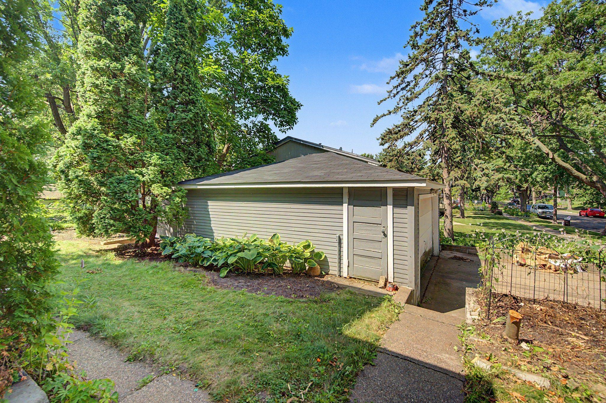6-web-or-mls-987_Earl_Street_25_mls.jpg