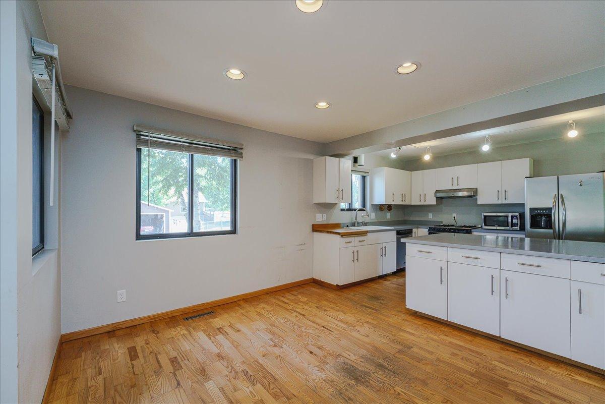 11-Dining Area.jpg