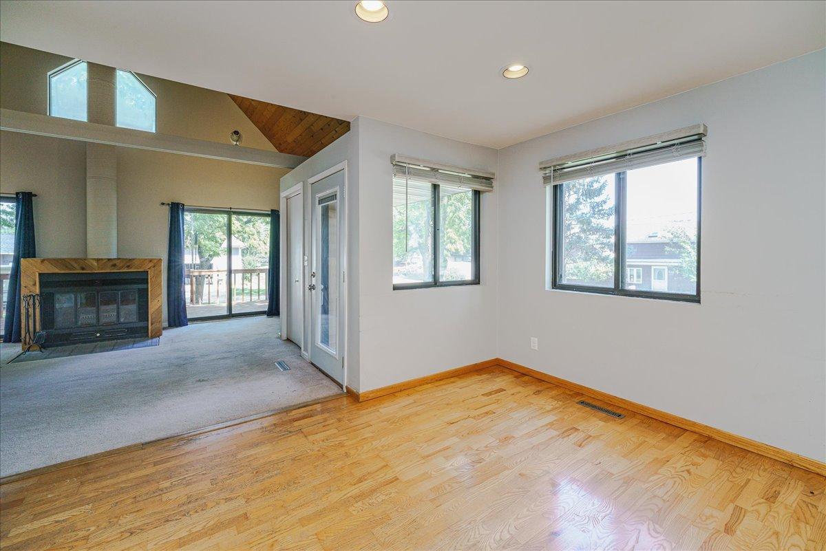 12-Dining Area.jpg
