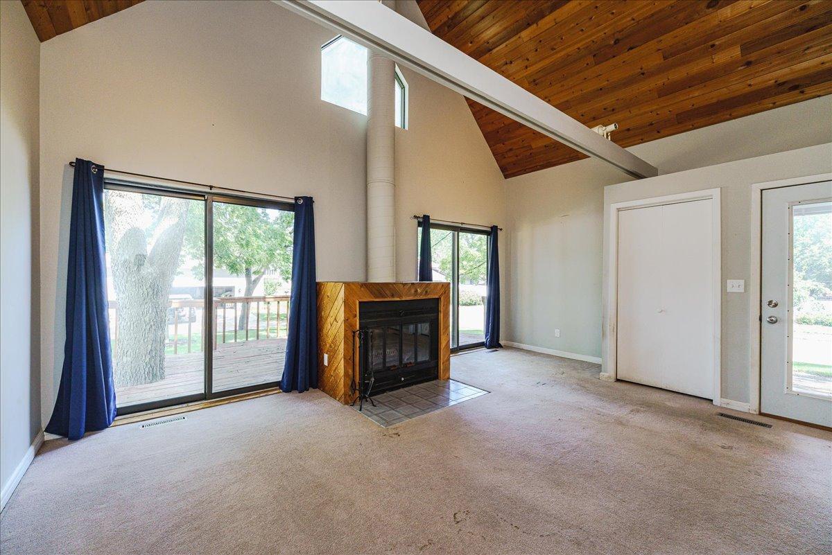 06-Living Room.jpg
