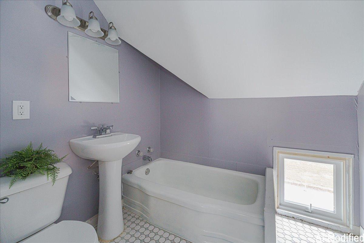 31-Bathroom.jpg