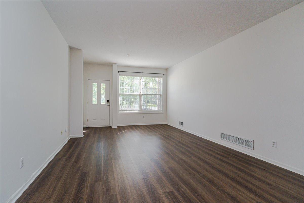 10-Living Room.jpg