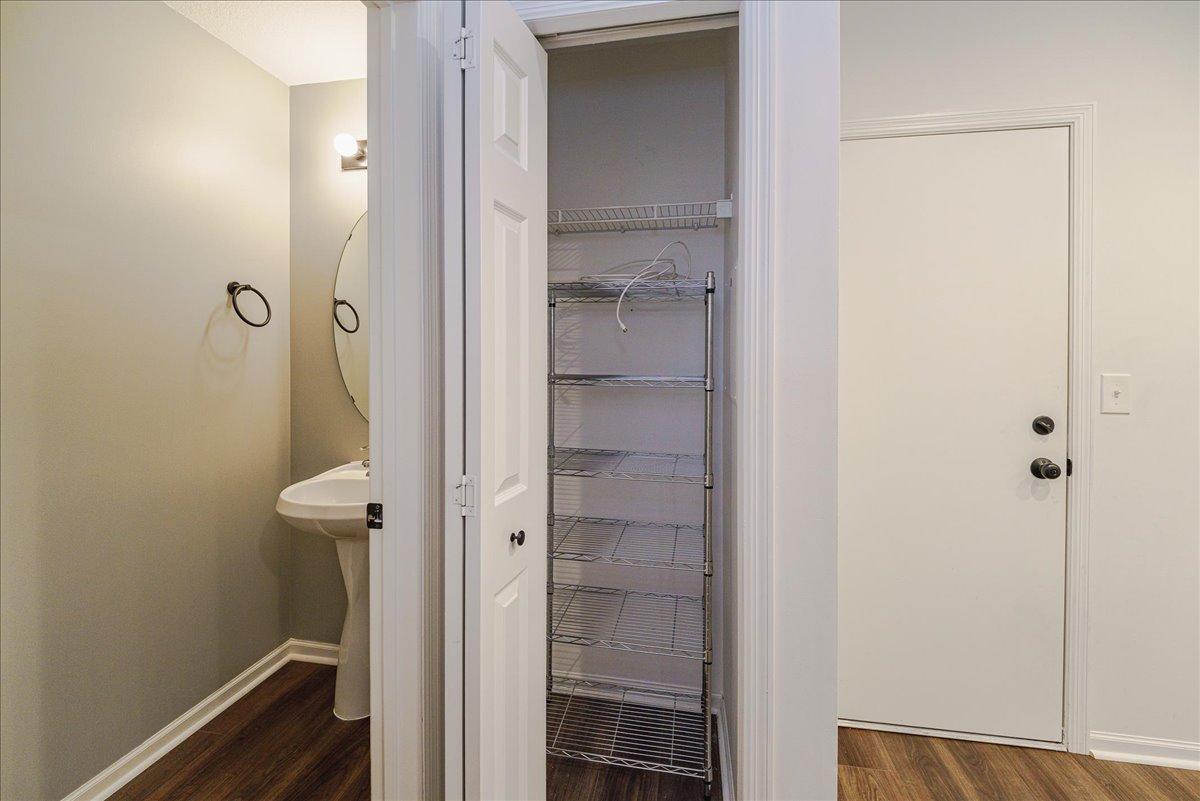 24-Pantry.jpg