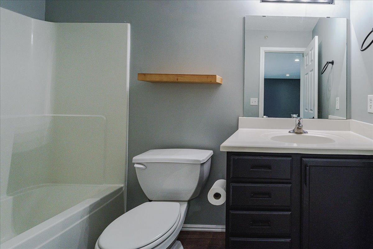 33-Bathroom.jpg