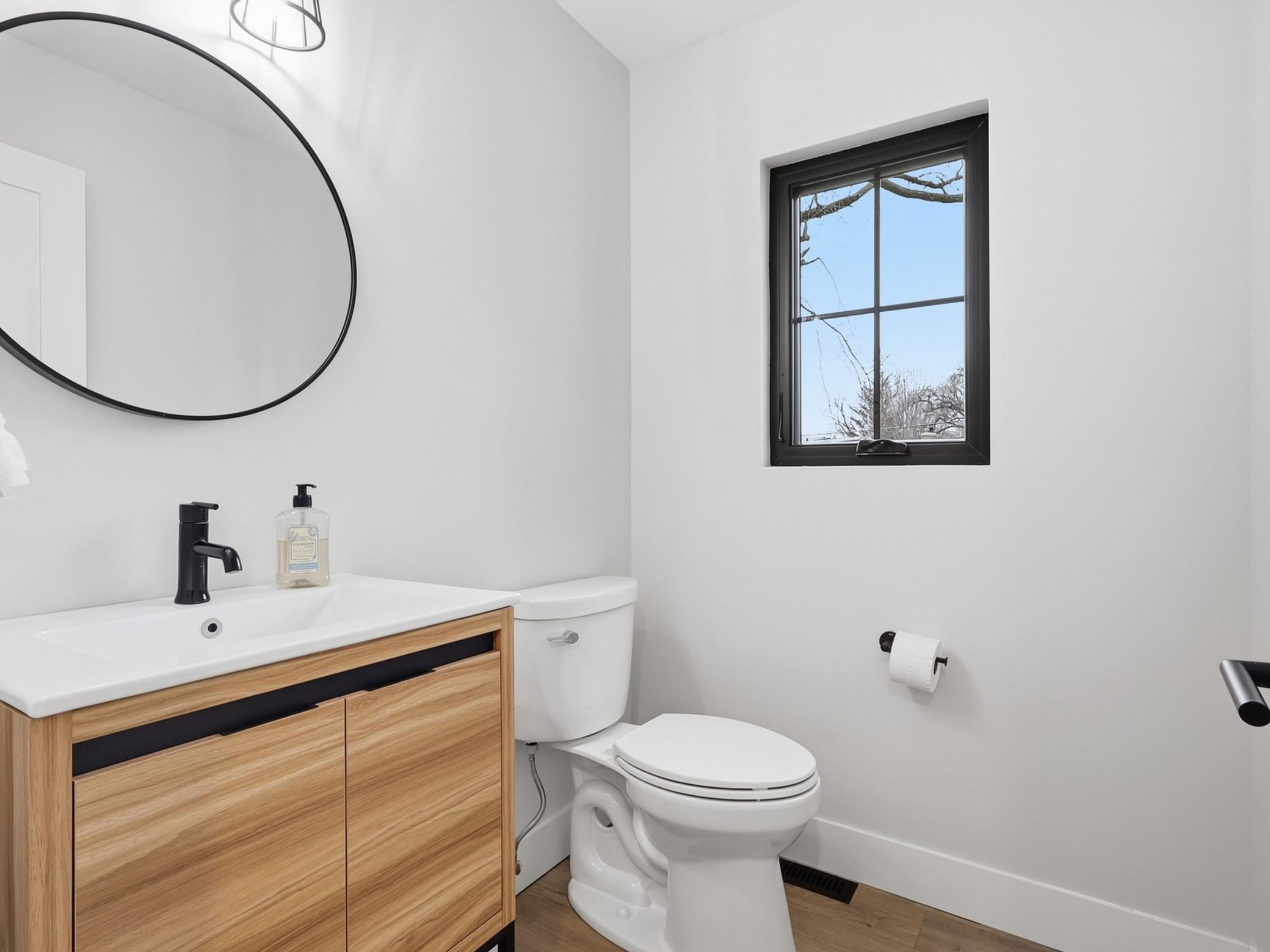 Main floor 1/2 bath