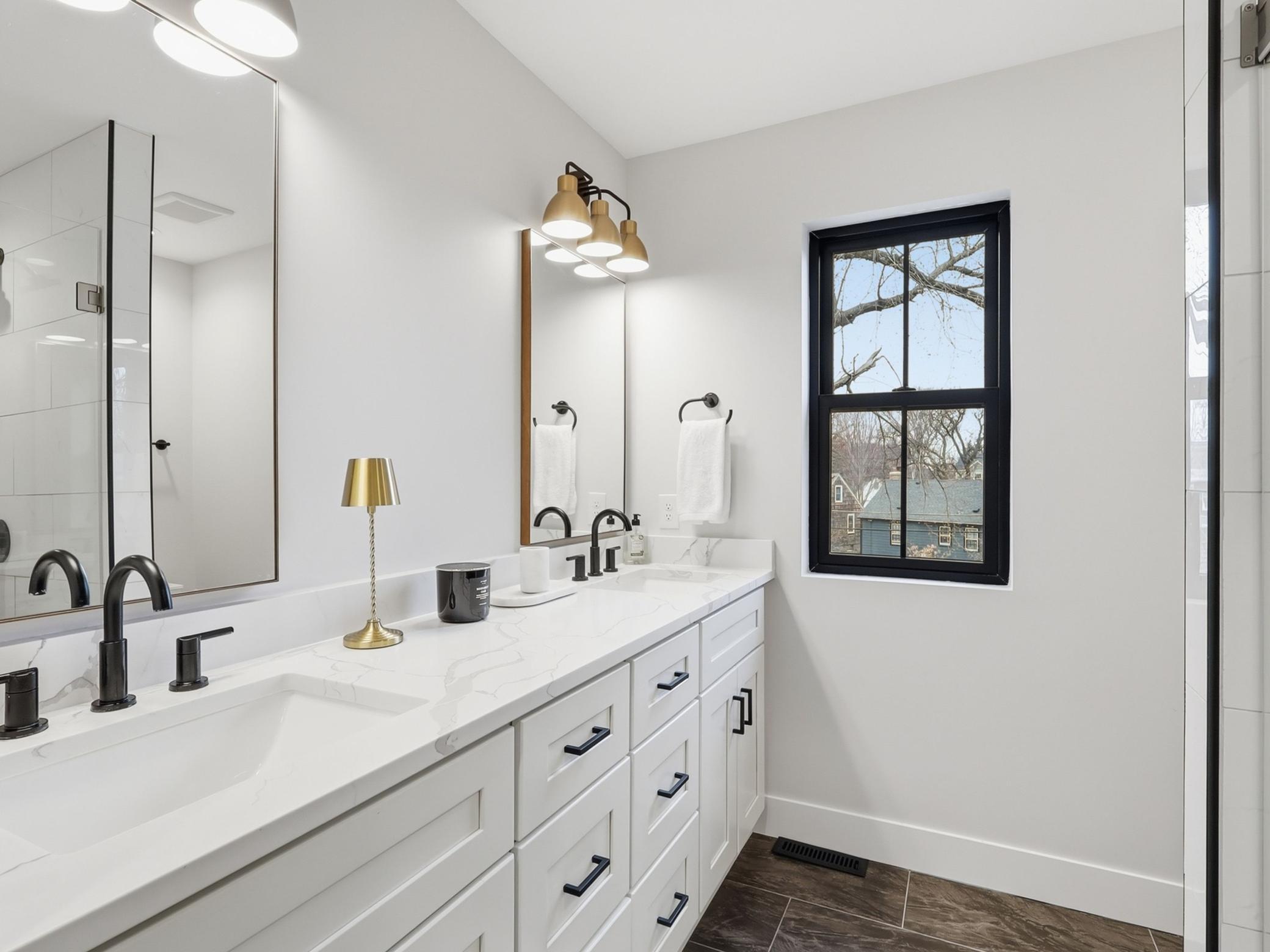 Upper level primary suite