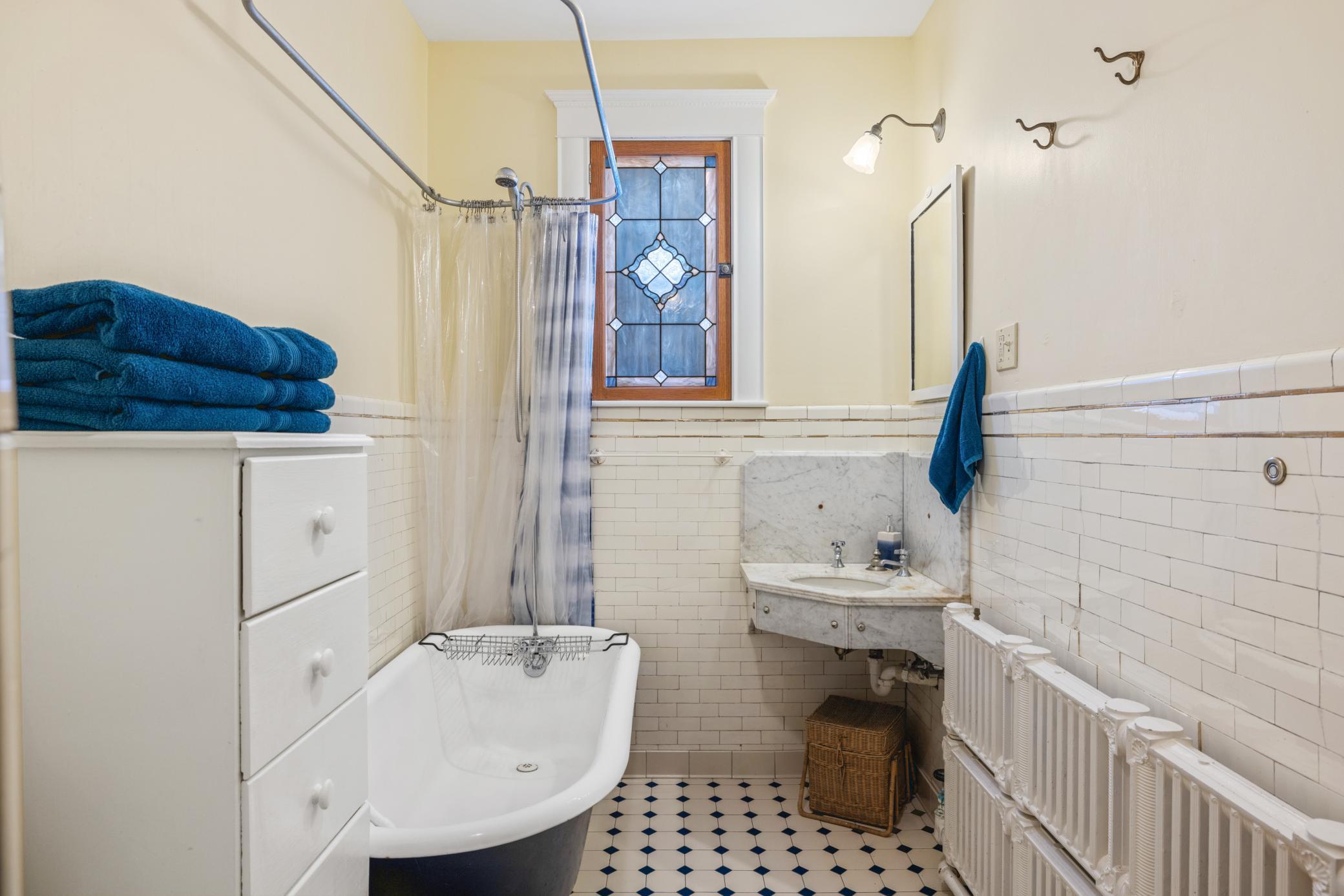 2nd flr full bath
