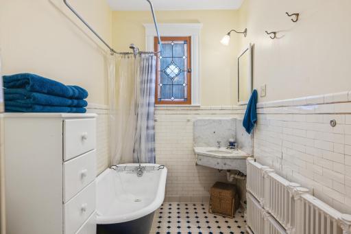 2nd flr full bath