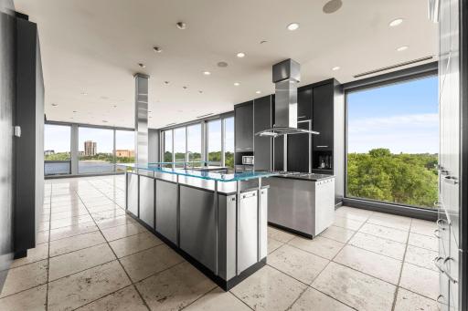 25-web-or-mls-1805 W Lake St 502-33.jpg