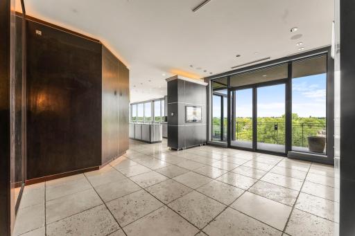 24-web-or-mls-1805 W Lake St 502-138.jpg