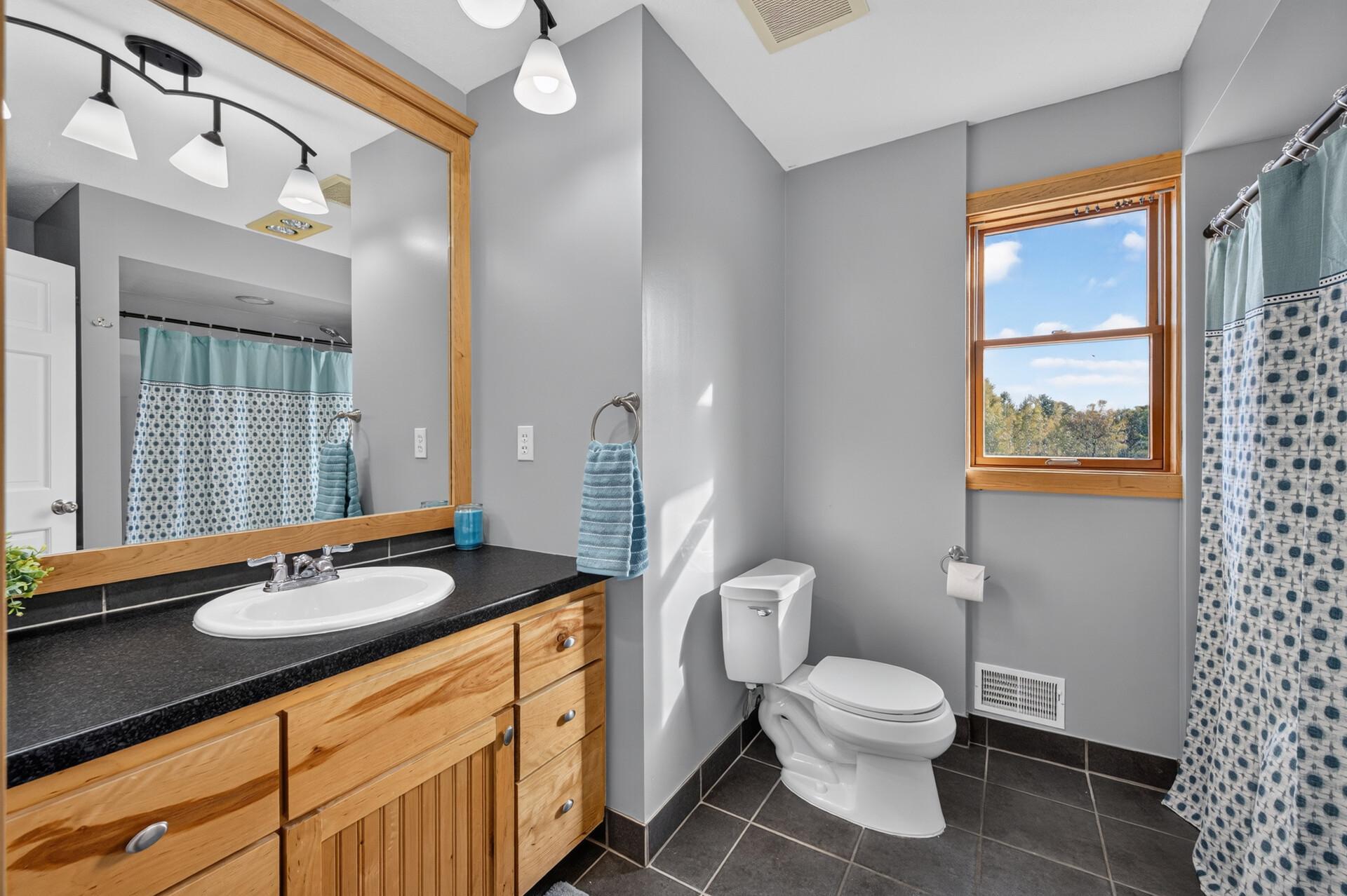 Full bathroom -Upper level.jpg