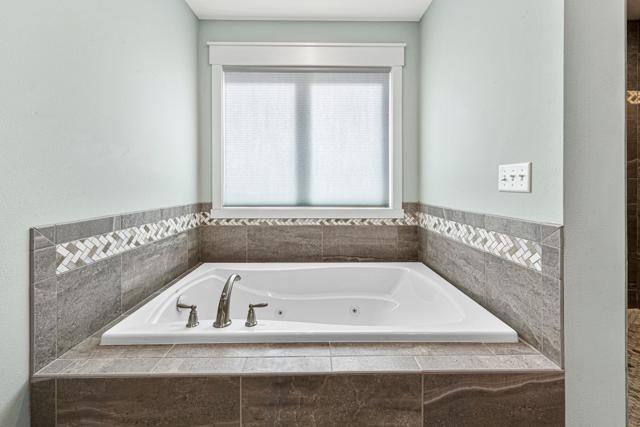 47_41 main bathroom.jpg