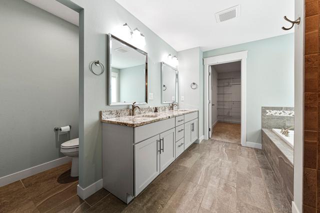 45_39 main bathroom.jpg
