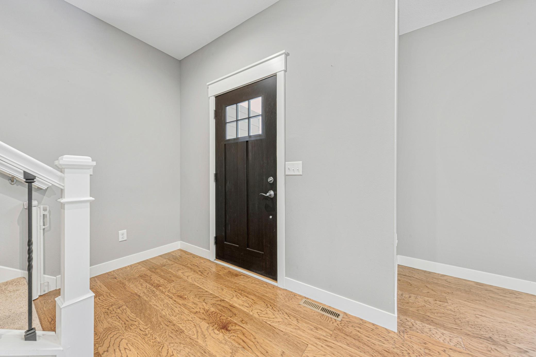 13 entry_foyer.jpg