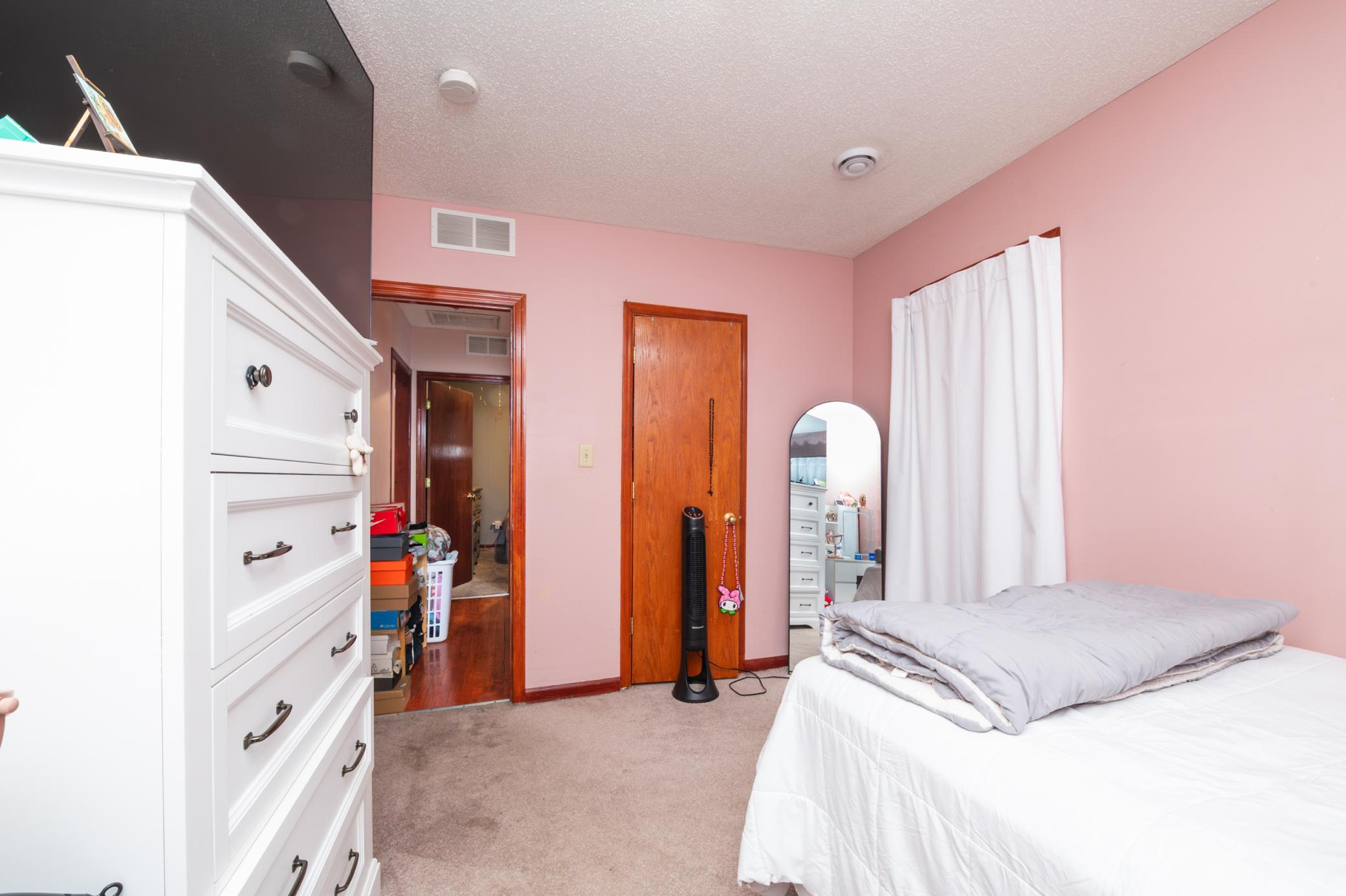 toplevel2ndbedroom-9.jpg